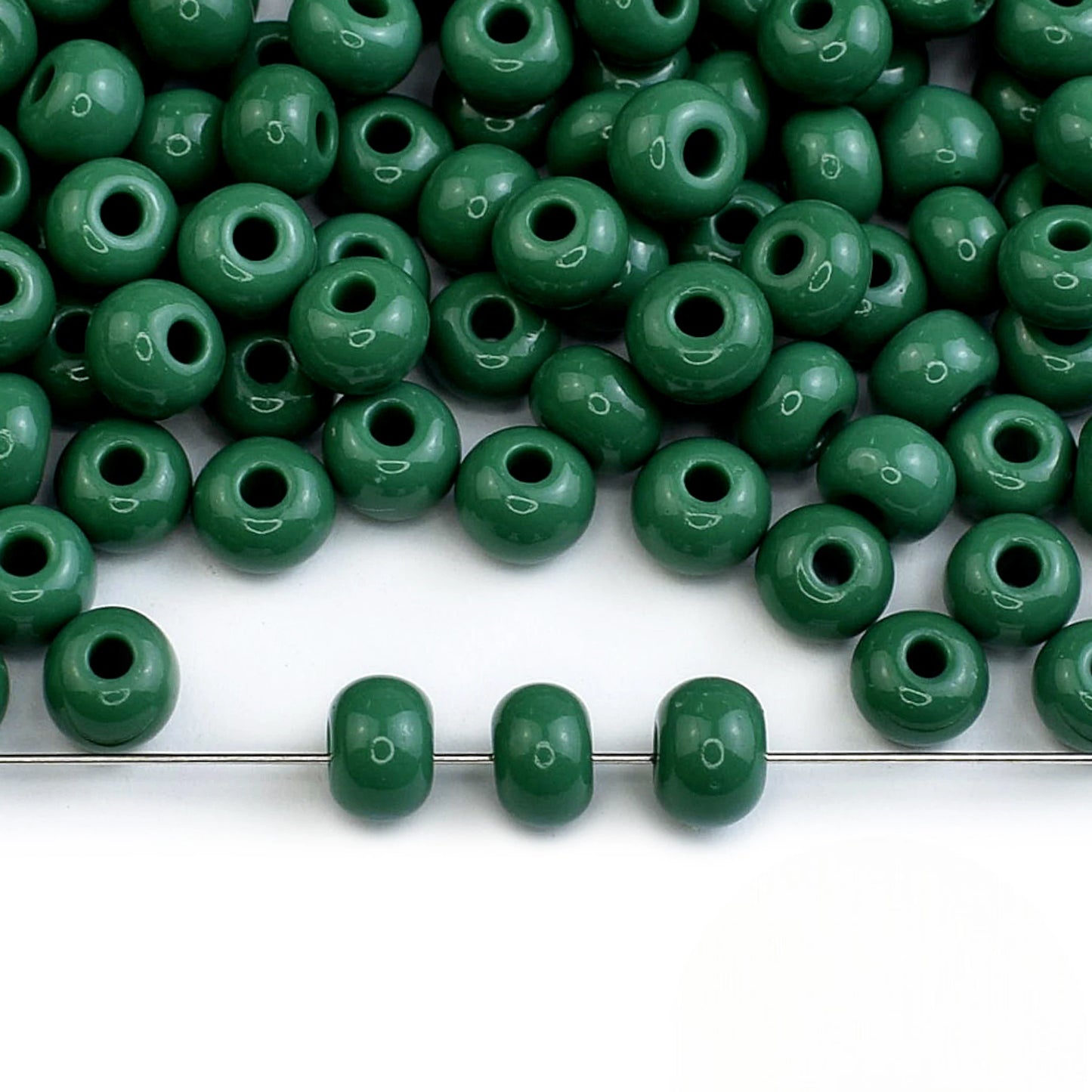 2/0 53240 Preciosa Seed Beads Green. Opaque Natural.