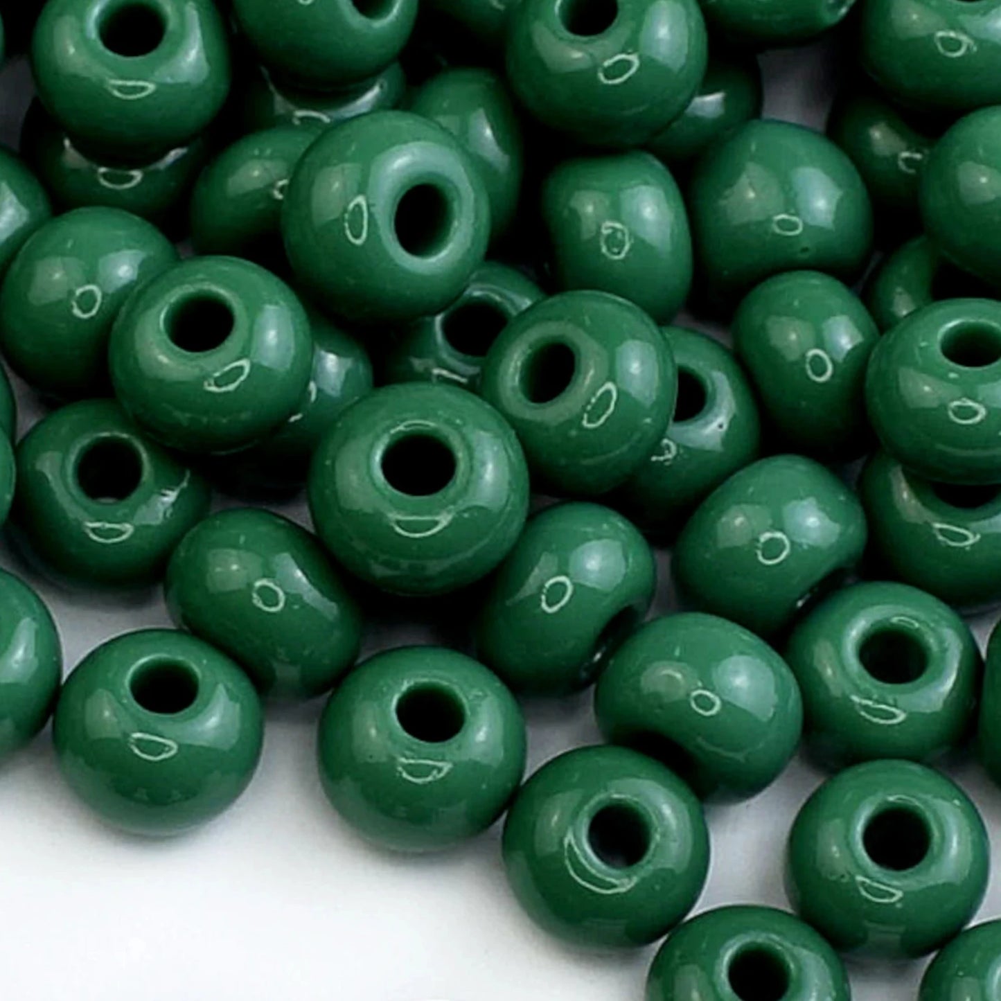 2/0 53240 Preciosa Tjeckiska glaspärlor Rocaillepärlor 6.1mm. Grön ogenomskinlig naturlig.