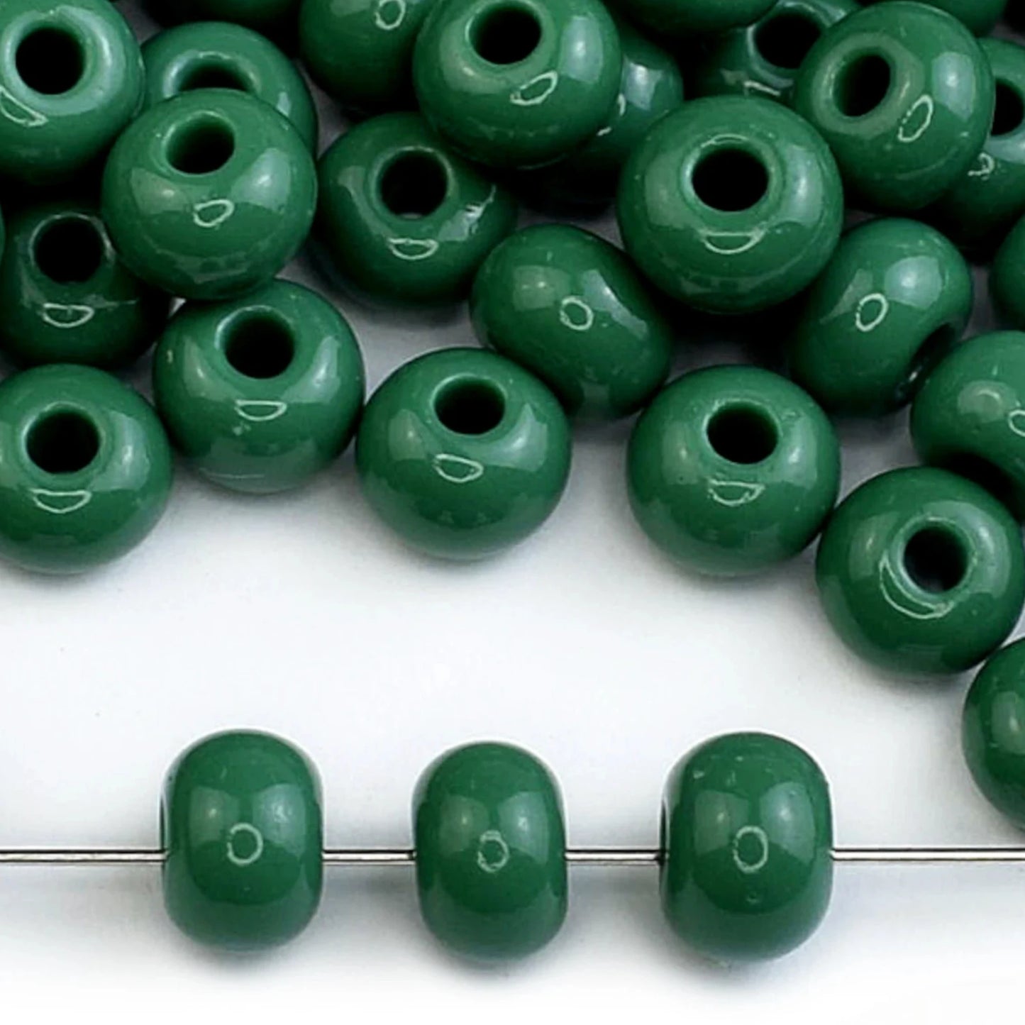 2/0 53240 Preciosa Tjeckiska glaspärlor Rocaillepärlor 6.1mm. Grön ogenomskinlig naturlig.