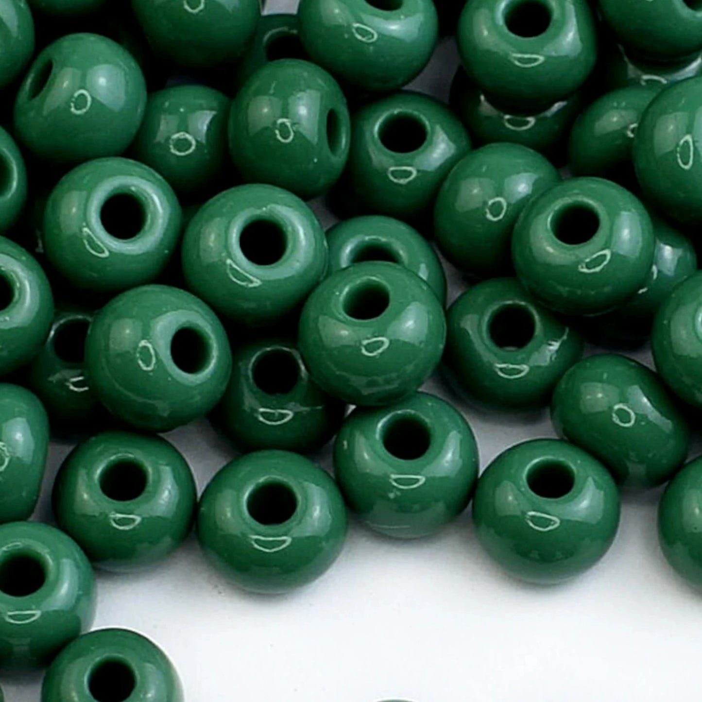 2/0 53240 Preciosa Tjeckiska glaspärlor Rocaillepärlor 6.1mm. Grön ogenomskinlig naturlig.