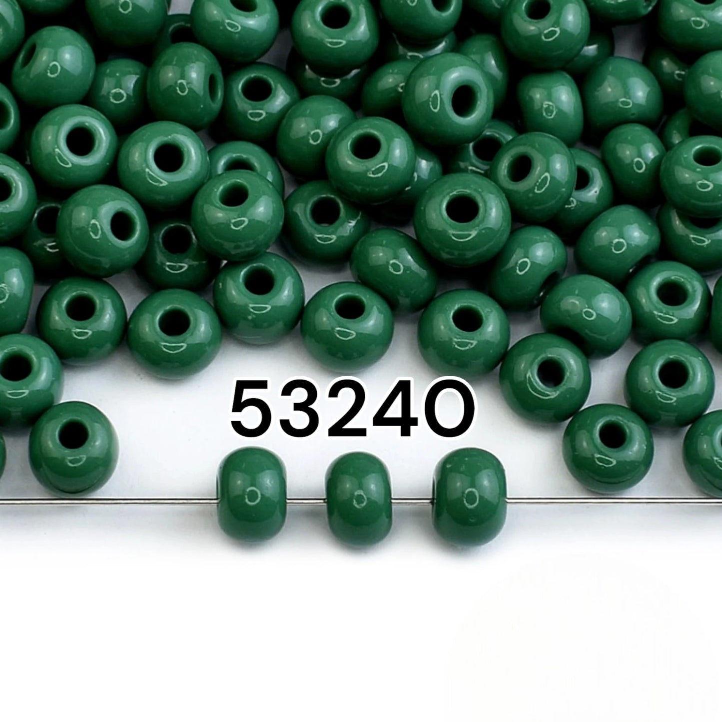 2/0 53240 Preciosa Tjeckiska glaspärlor Rocaillepärlor 6.1mm. Grön ogenomskinlig naturlig.