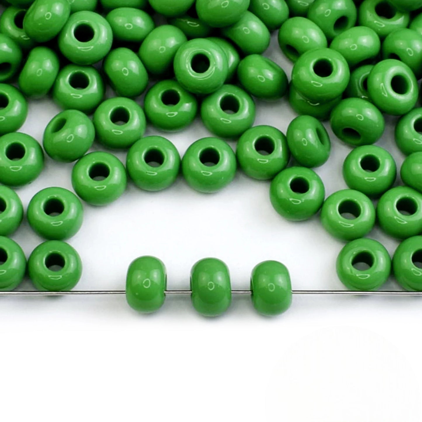 2/0 53250 Preciosa Seed Beads Green. Opaque Natural.