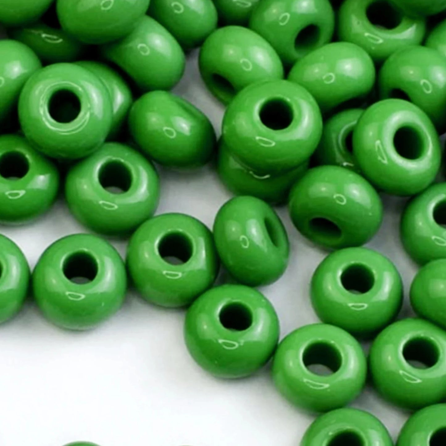 2/0 53250 Preciosa Чешский стеклянный бисер Рокайль 6.1mm. Зеленый непрозрачный натуральный.