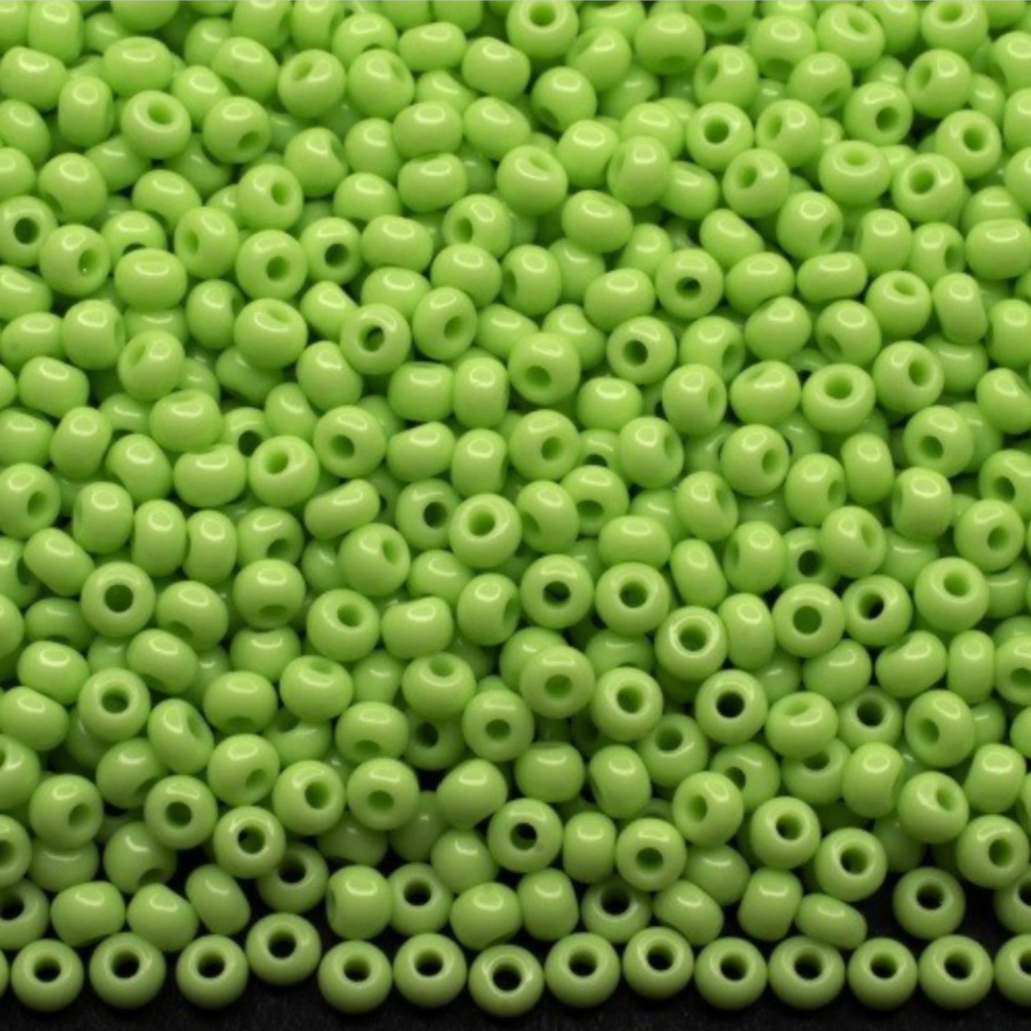 6/0 53410 Preciosa Czech Glass Perler Rocailles 4.1mm. Grøn Opaque Naturlig.