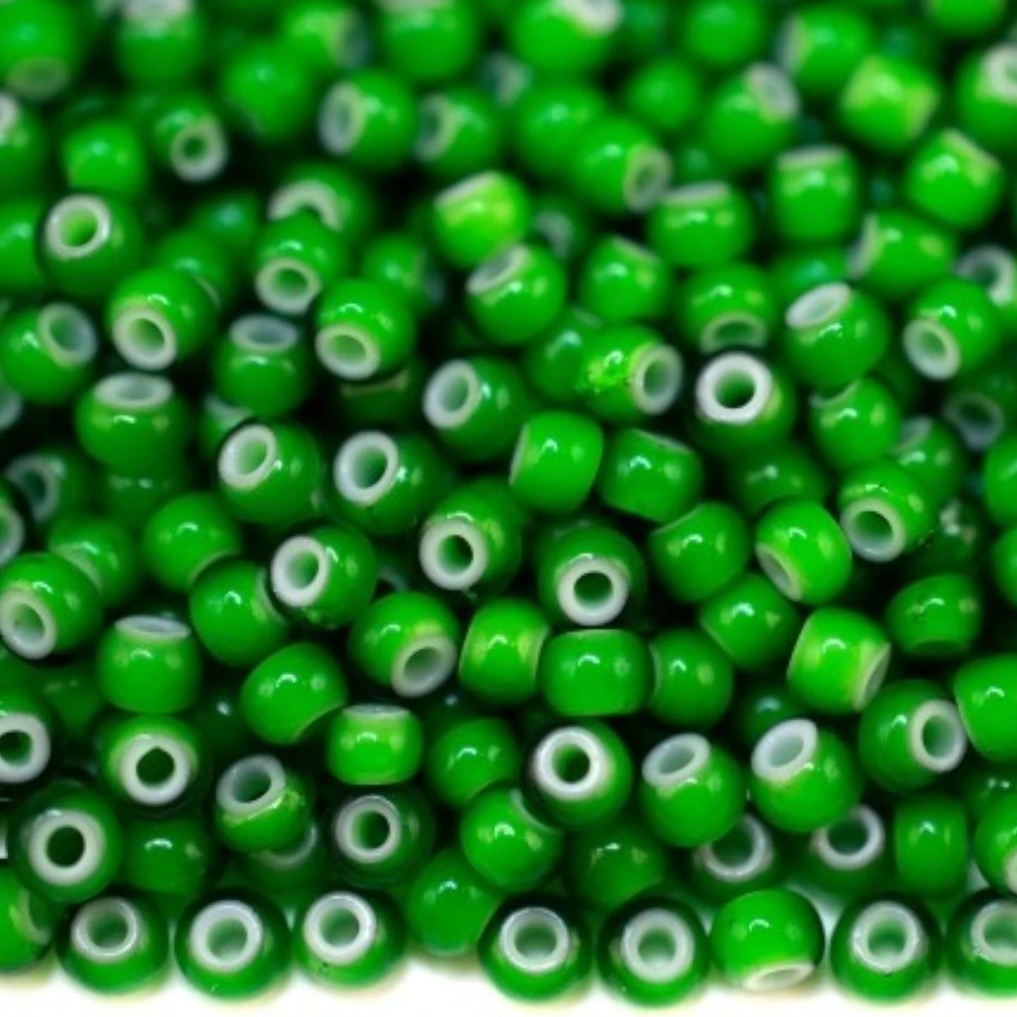 10/0 53712 Preciosa Tschechische Glas Perlen Rocailles 2.3mm. Karneolgrün.