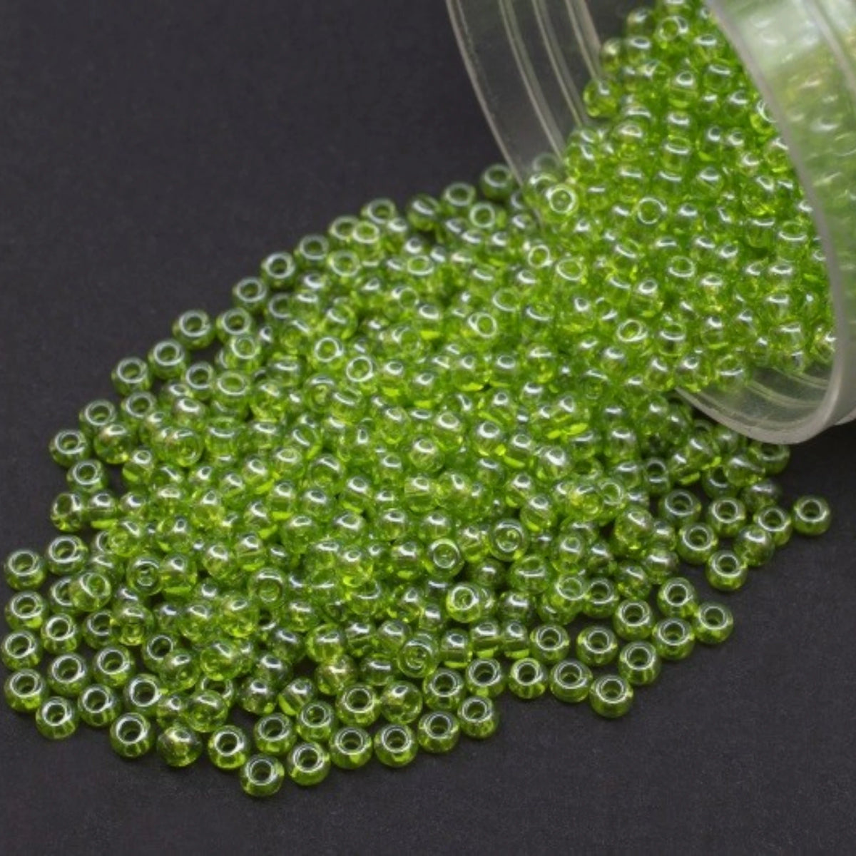 10/0 56220 Preciosa Perline di vetro ceche Rocaille 2.3mm. Verde trasparente Sfinx.