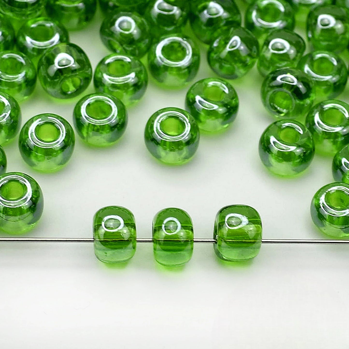 2/0 56430 Preciosa Czech Glass Koraliki Rocailles 6.1mm. Zielony Transparentny Sfinx.