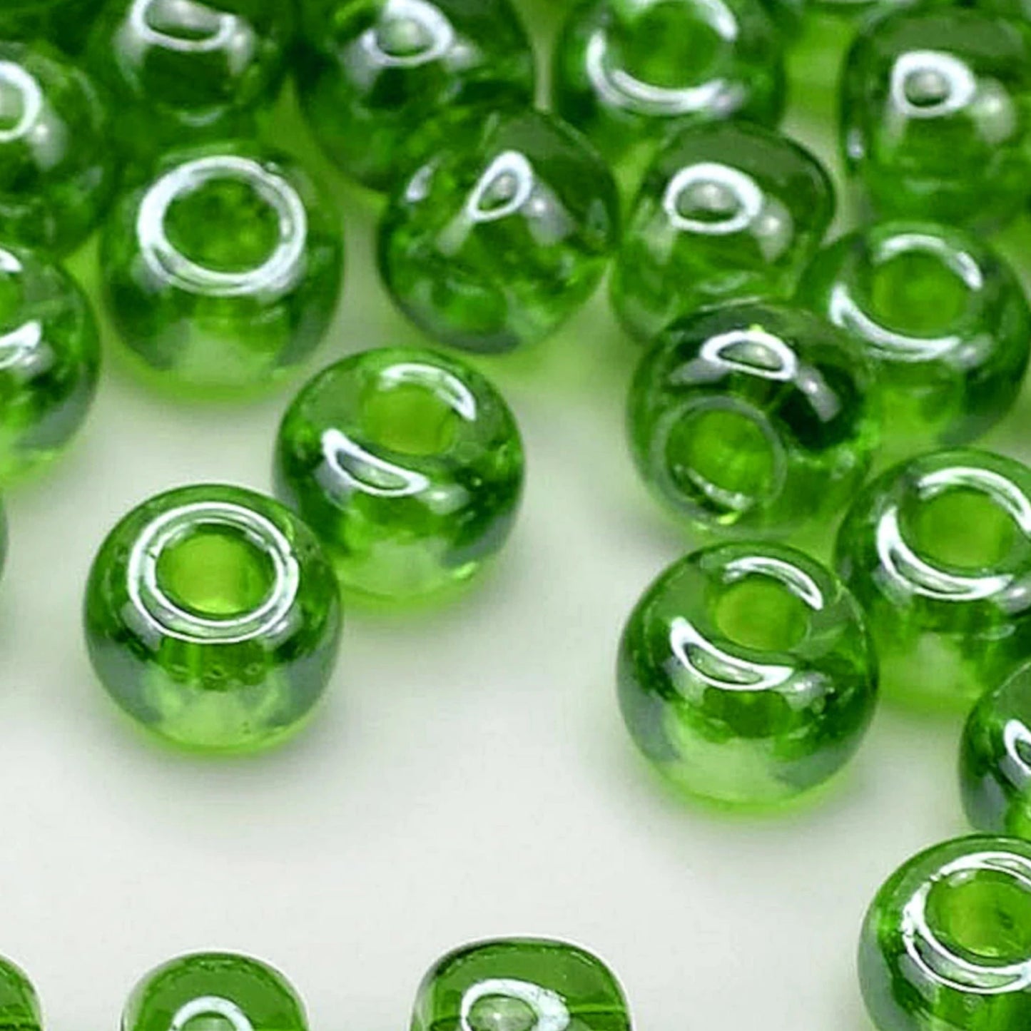 2/0 56430 Preciosa Czech Glass Koraliki Rocailles 6.1mm. Zielony Transparentny Sfinx.