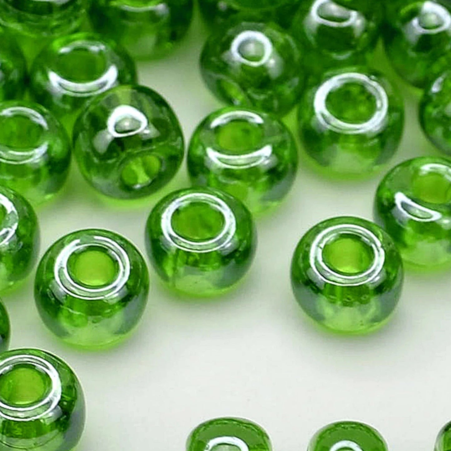 2/0 56430 Preciosa Czech Glass Koraliki Rocailles 6.1mm. Zielony Transparentny Sfinx.