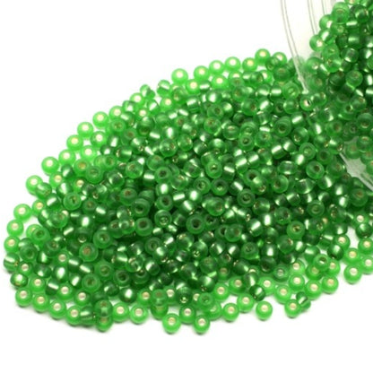10/0 57100 matte Preciosa Rocailles-Perlen. Grün transparent mit Silbereinlage.
