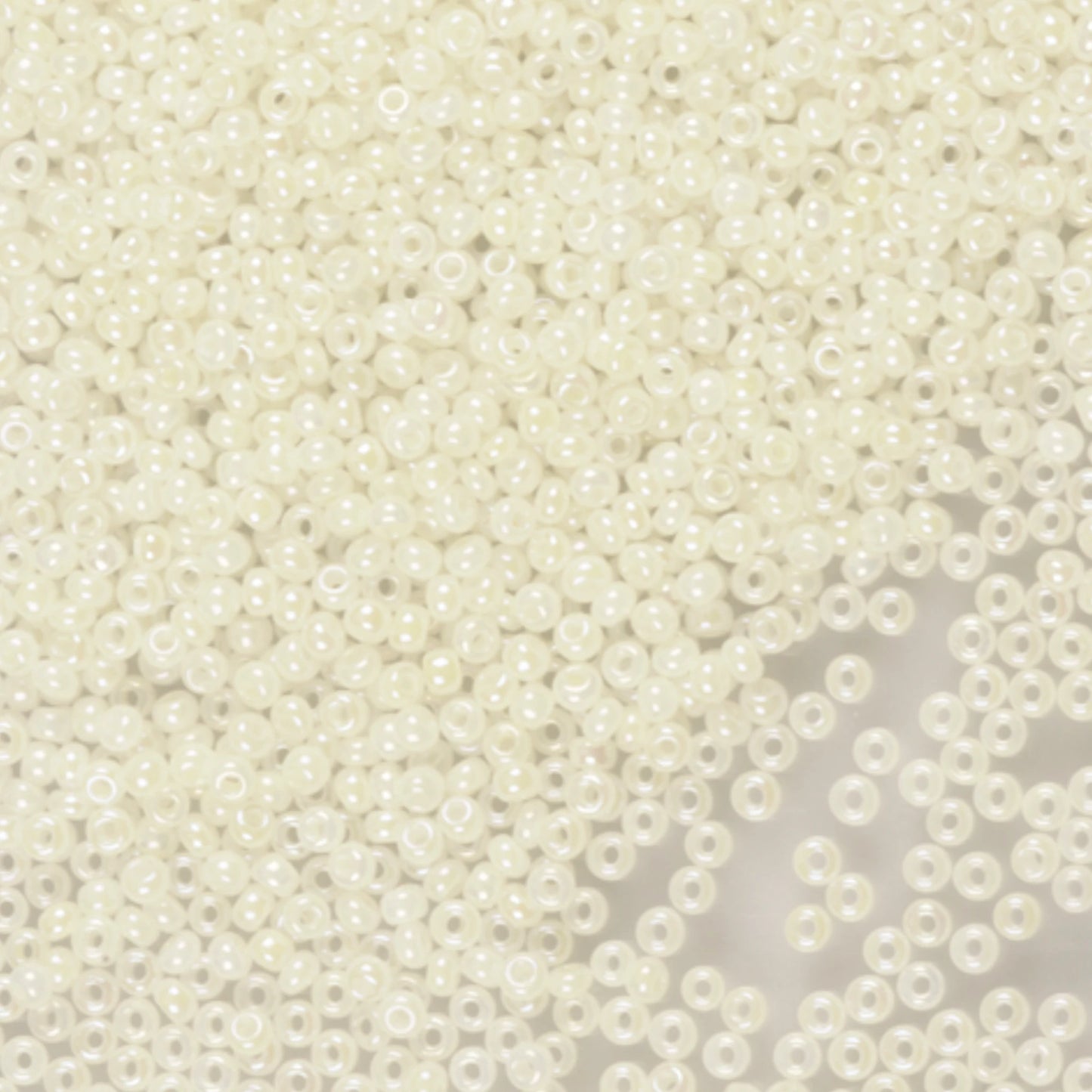 10/0 57206 Preciosa čehu stikla Pērlītes Rokaja 2.3mm. Balta gliemene.