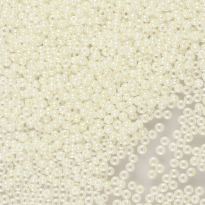 10/0 57206 Preciosa čehu stikla Pērlītes Rokaja 2.3mm. Balta gliemene.