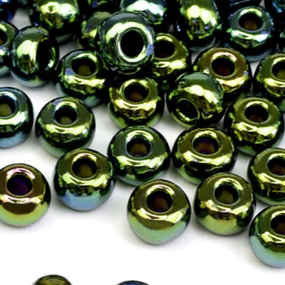 2/0 59155 Preciosa Чешский стеклянный бисер Рокайль 6.1mm. Непрозрачный зеленый ирис.