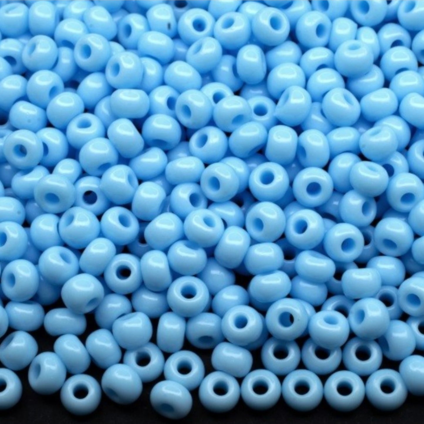 6/0 63000 Preciosa tjekkiske glasperler Rocailles 4,1 mm. Lys blå uigennemsigtig naturlig.