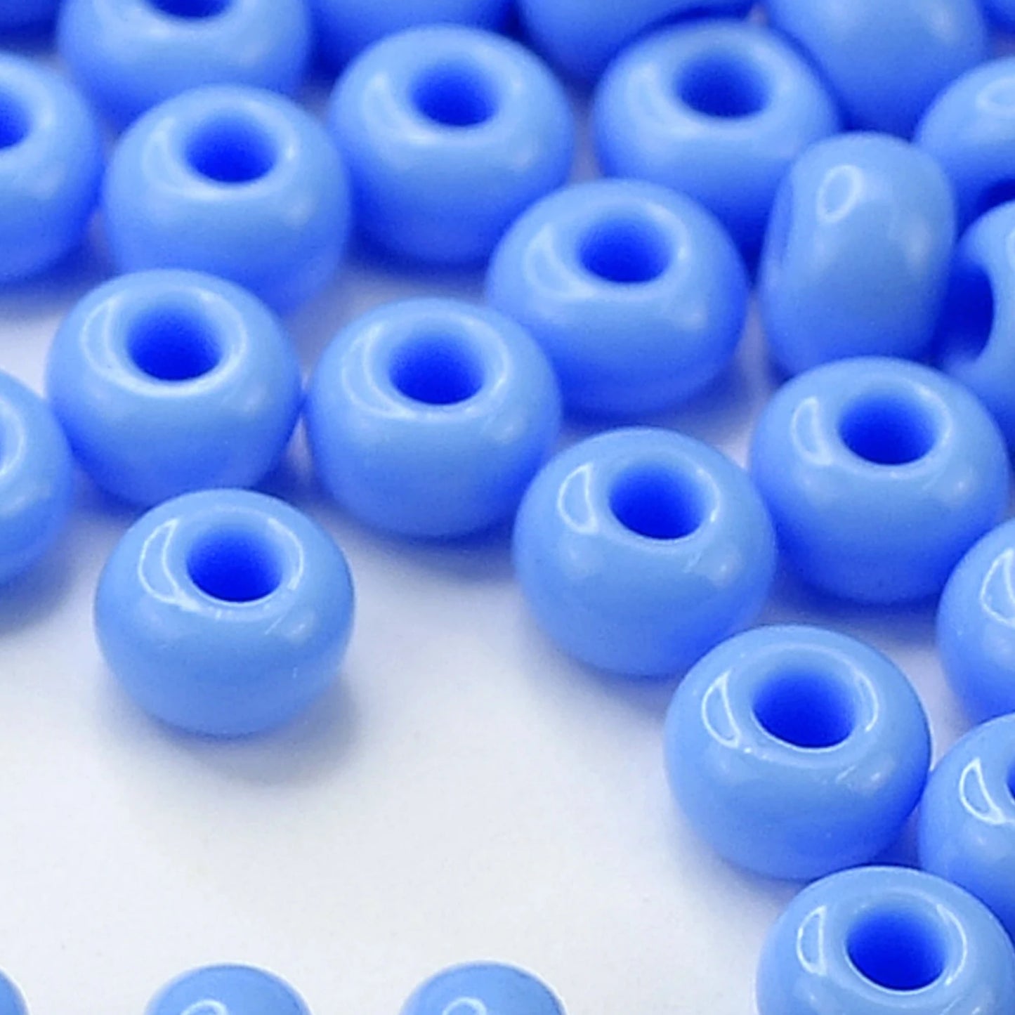 2/0 63020 Preciosa Tjeckiska Glas Pärlor Rocaillepärlor 6.1mm. Ljusblå Opaque Naturlig.