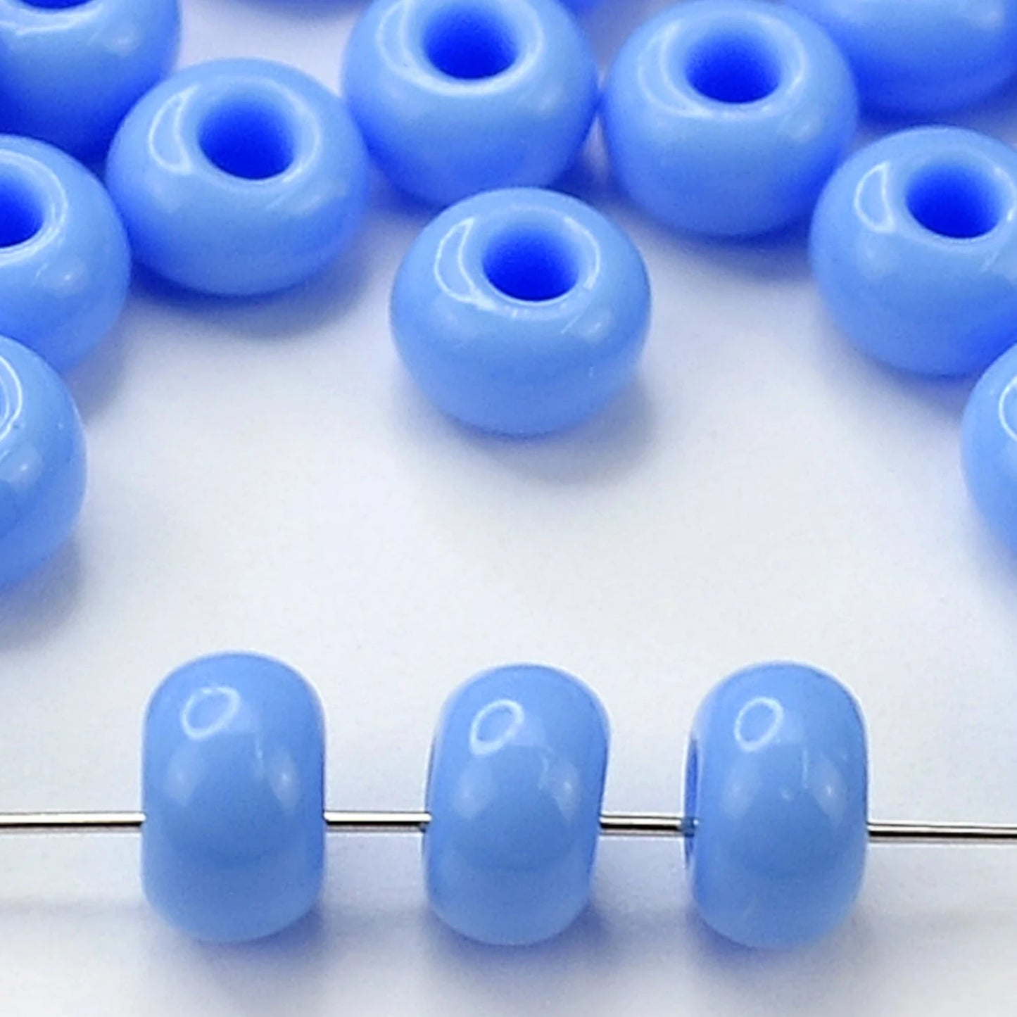 2/0 63020 Preciosa Tjeckiska Glas Pärlor Rocaillepärlor 6.1mm. Ljusblå Opaque Naturlig.