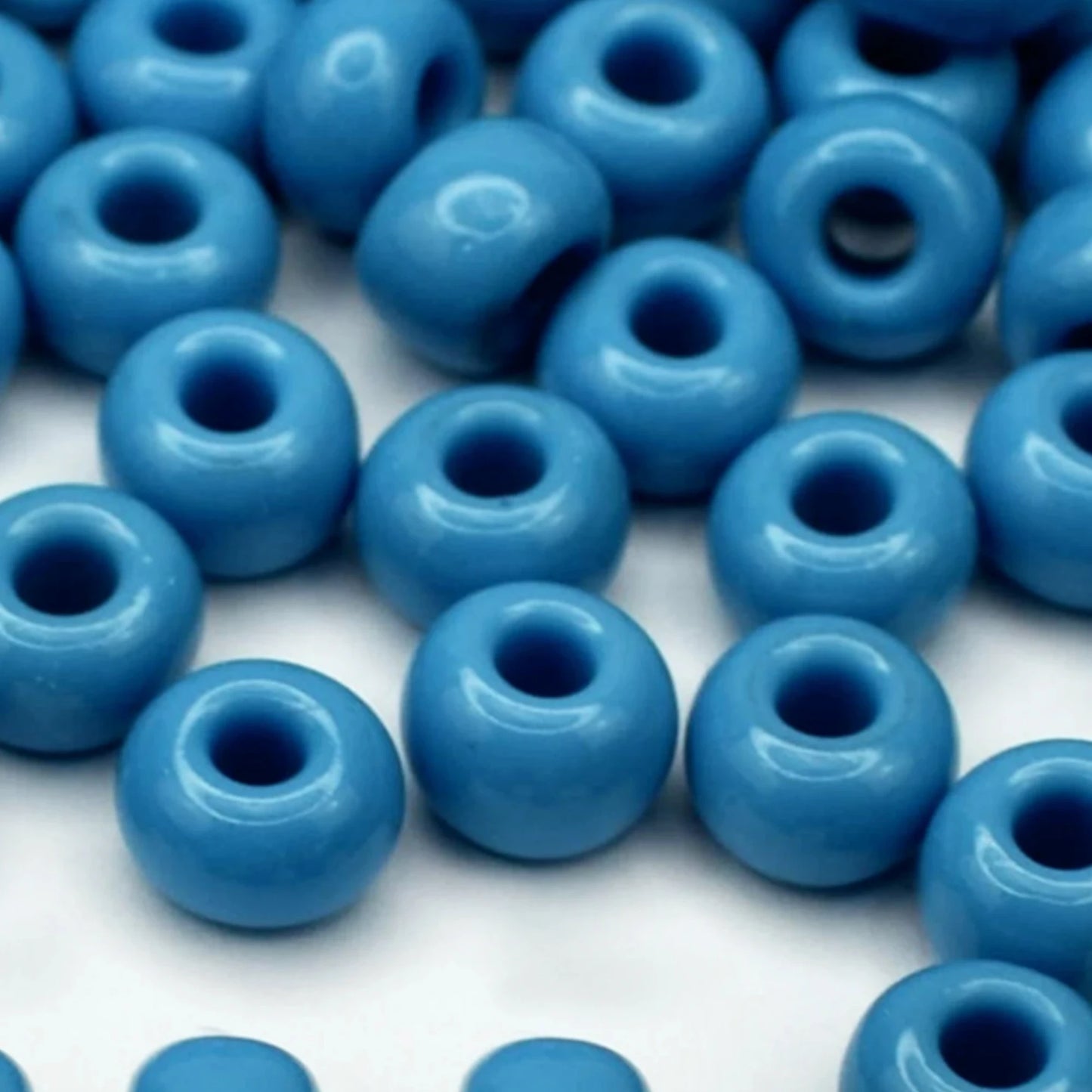 2/0 63050 Preciosa Tjeckiska glaspärlor Rocaillepärlor 6.1mm. Blå ogenomskinlig naturlig.