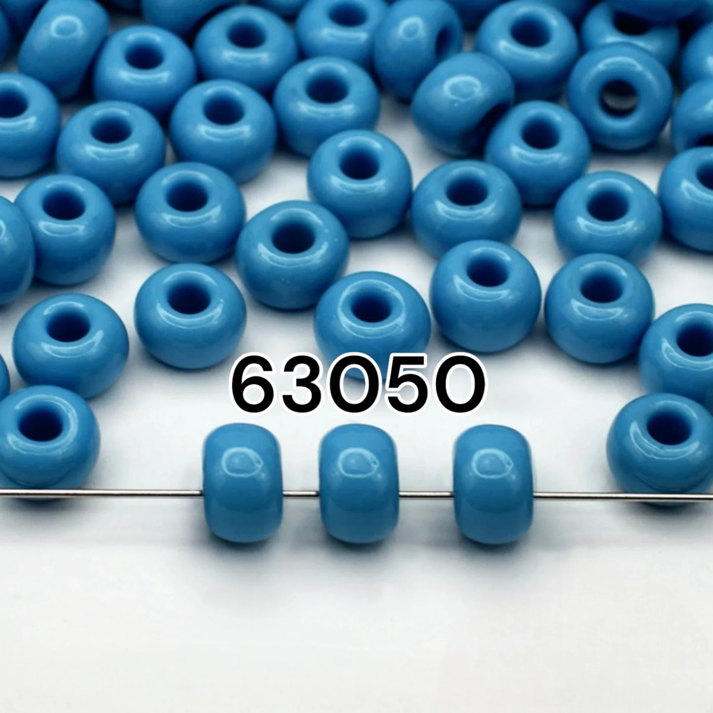 2/0 63050 Preciosa Tjeckiska glaspärlor Rocaillepärlor 6.1mm. Blå ogenomskinlig naturlig.