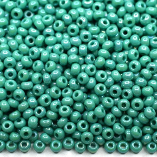 10/0 64130 Preciosa čehu stikla Pērlītes Rokaja 2.3mm. Necaurspīdīgas varavīksnes zilas zaļas krāsas.