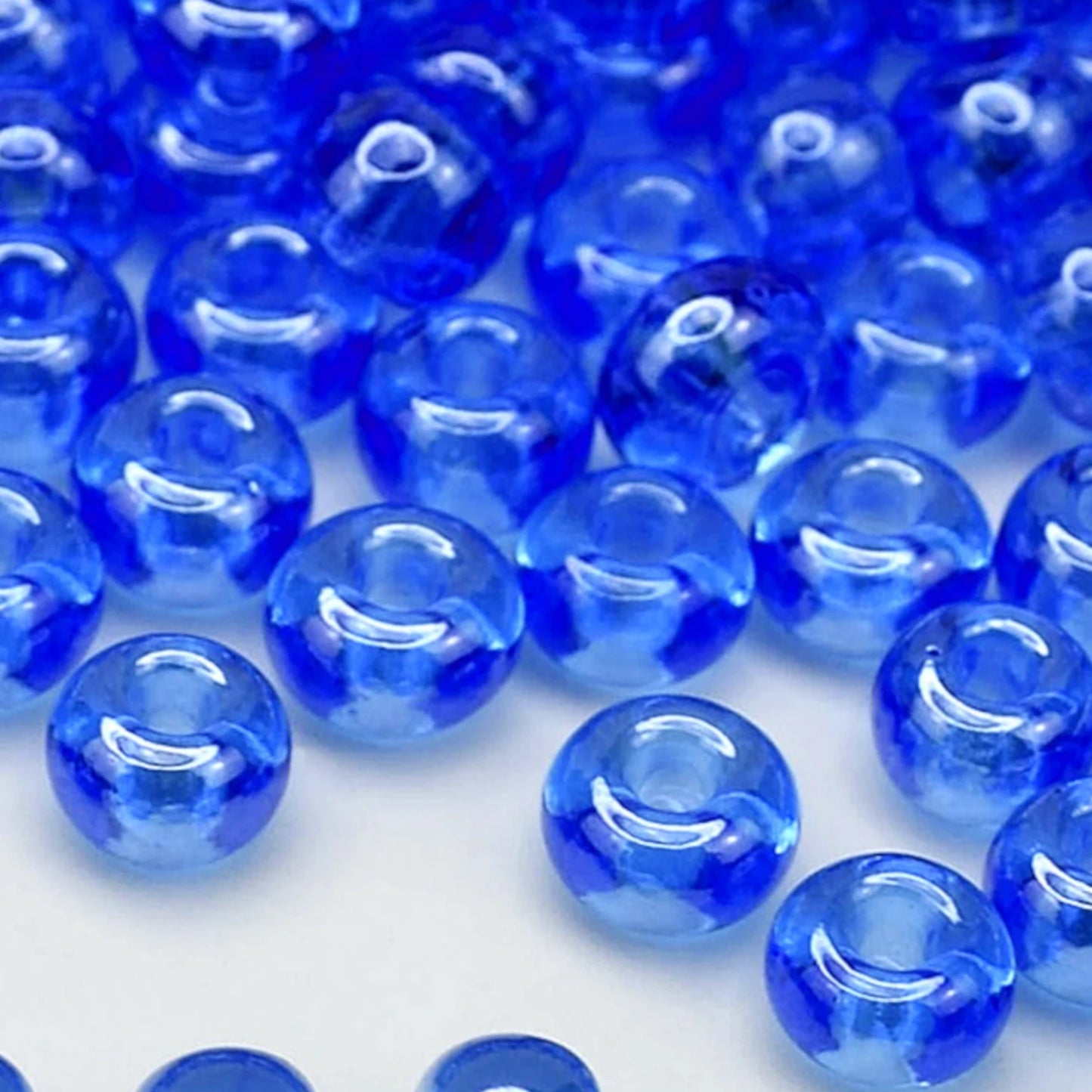 2/0 66150 Preciosa Tjeckiska glaspärlor Rocaillepärlor 6.1mm. Blå transparent Sfinx.