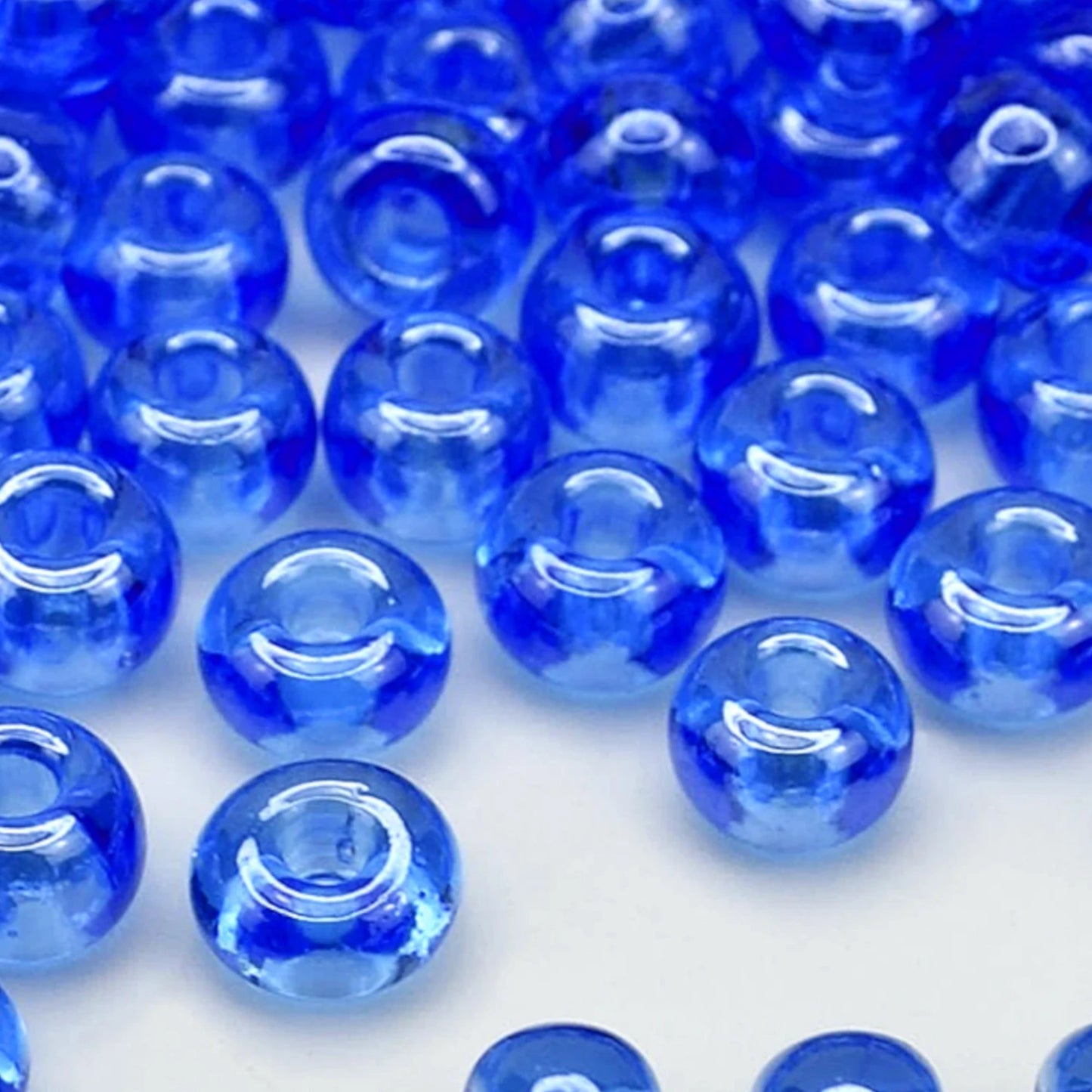 2/0 66150 Preciosa Tjeckiska glaspärlor Rocaillepärlor 6.1mm. Blå transparent Sfinx.