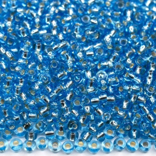 10/0 67000 Preciosa tjekkiske glas Perler Rocailles 2.3mm. Lyseblå transparent sølvbelagt.