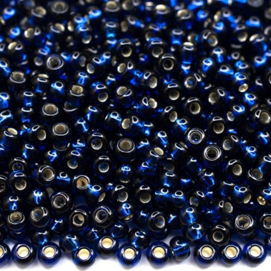 10/0 67100 Preciosa Cseh Üveg Magtartalmú Gyöngyök (Kásagyöngy) Rocailles 2.3mm. Kék átlátszó ezüst szegélyezéssel.