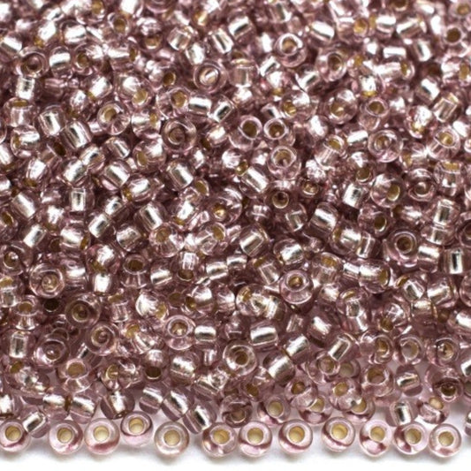 10/0 78113 Preciosa tšekkiläiset lasisiemenhelmet rokaanihelmet 2,3 mm. Ruskea violetti 2 värjätty kristalli, hopeanvärinen sisus.