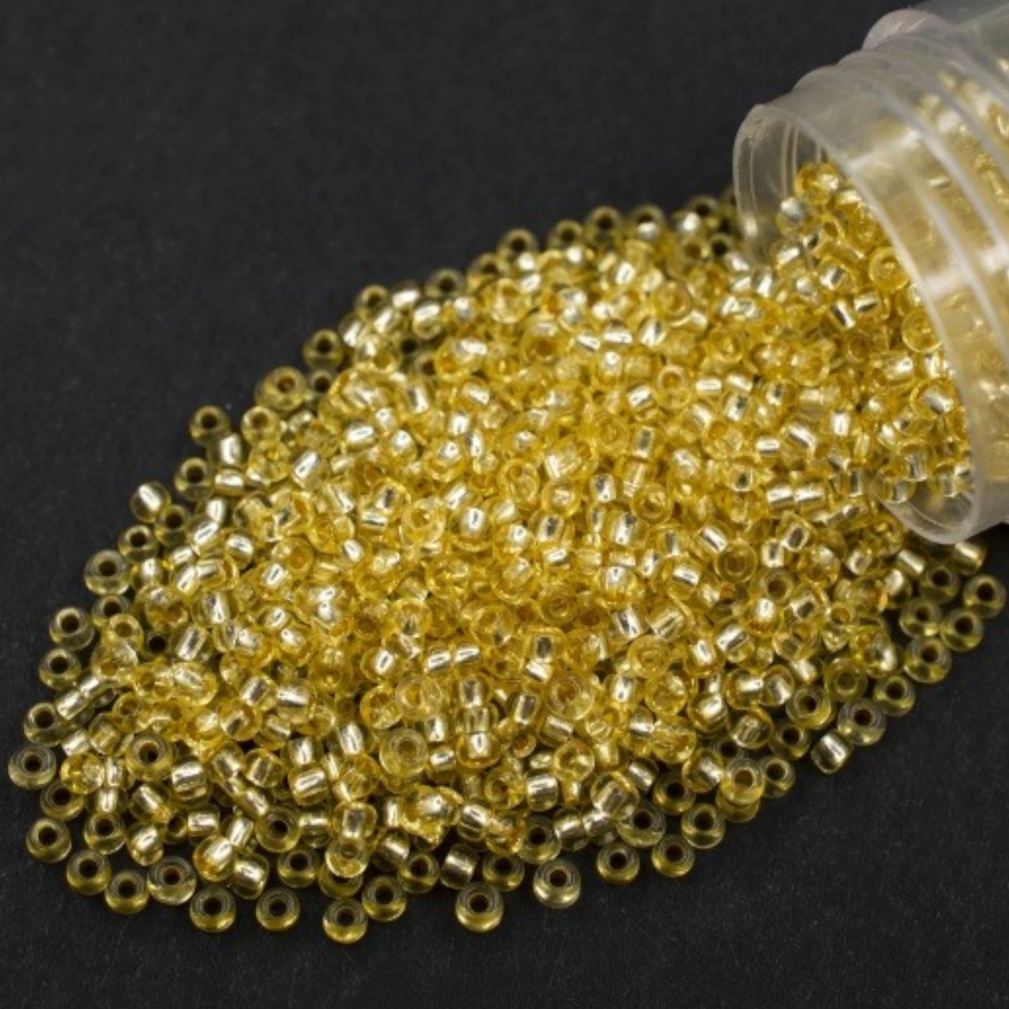 10/0 78151 Preciosa Czech Glass Koraliki Rocailles 2.3mm. Zielono-żółte 2 barwione kryształowe, srebrne wykończenie.