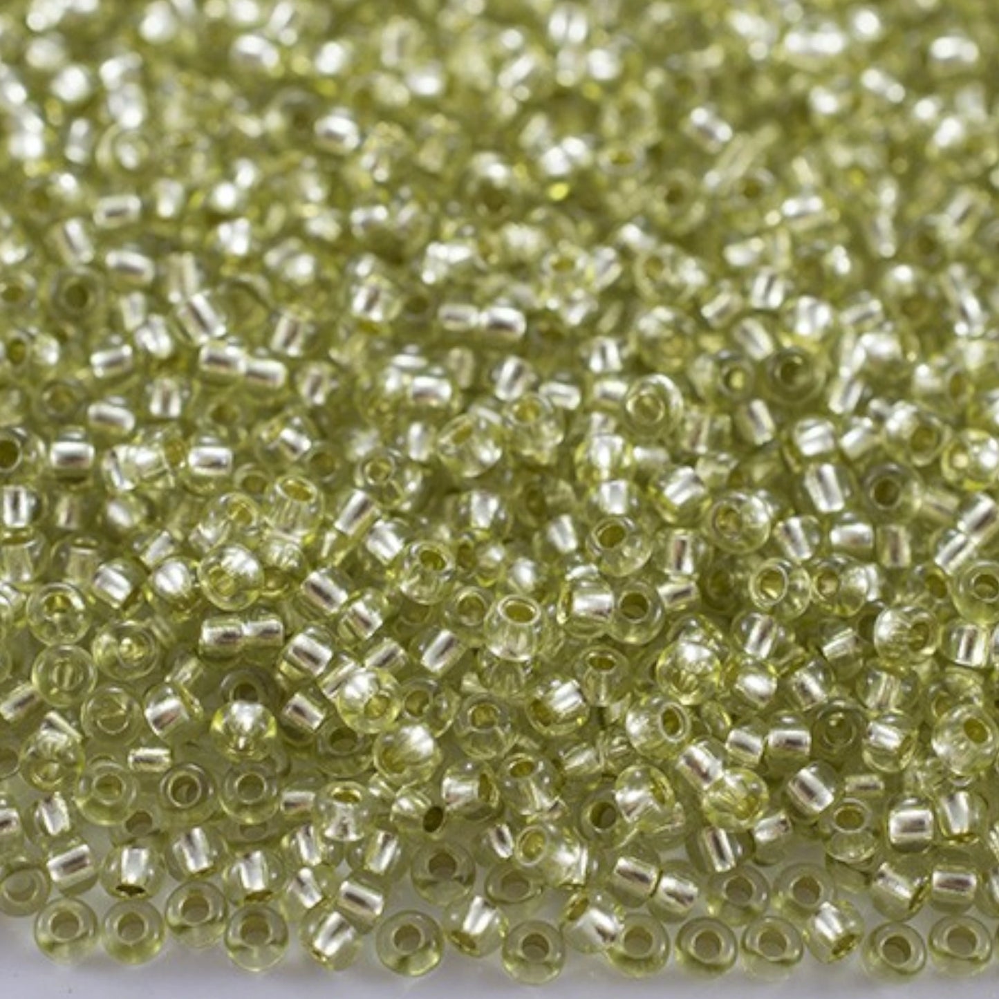 10/0 78153 Preciosa Tsjekkiske glass små perler Rocailleperler 2.3mm. Grønn 2 farget krystall, sølvbelagt.