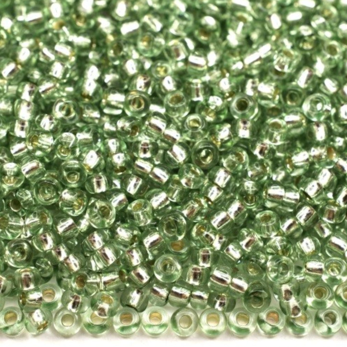 10/0 78162 Preciosa tschechische Glas Perlen Rocailles 2,3mm. Grün 2 gefärbt Kristall, silberbeschichtet.