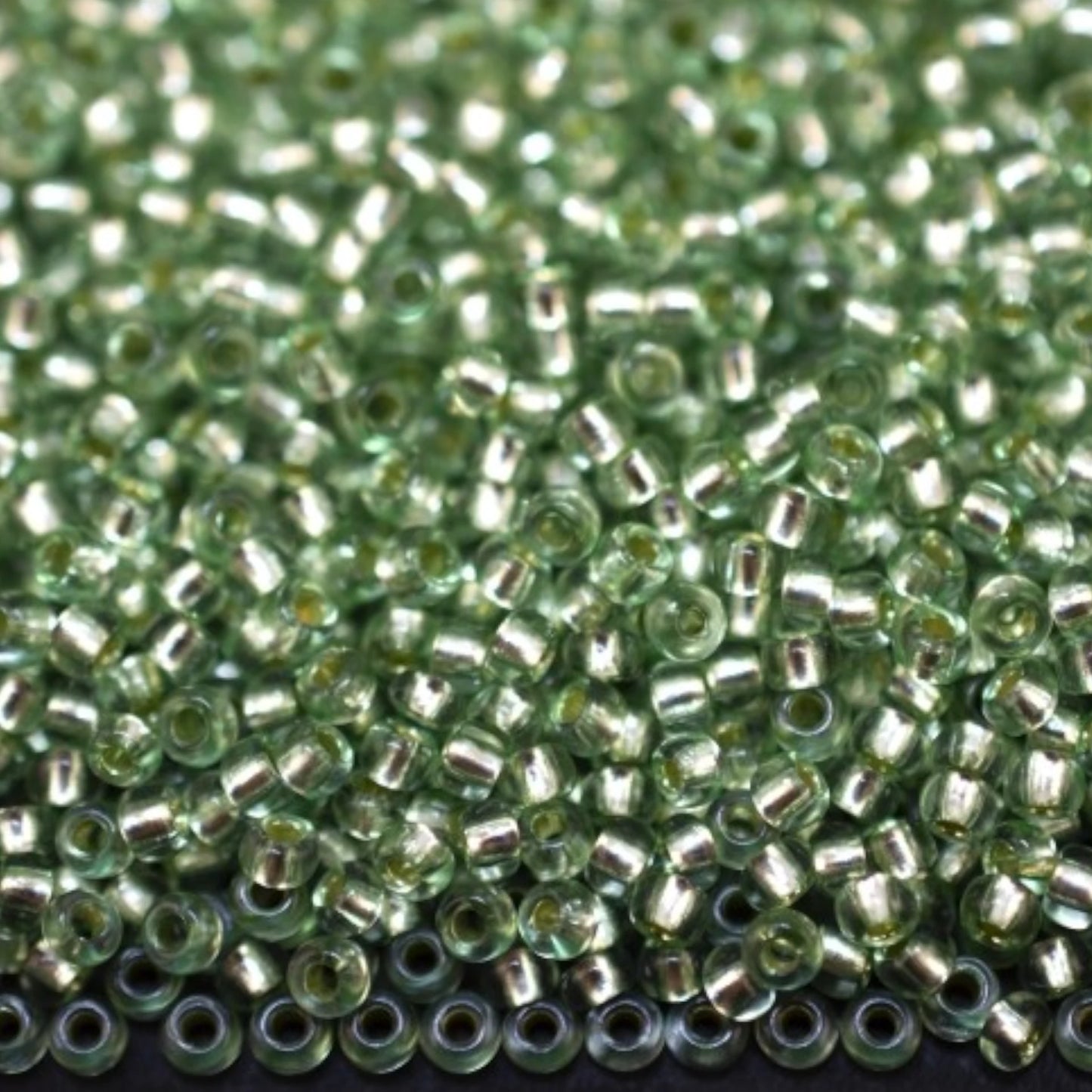 10/0 78162 Preciosa tschechische Glas Perlen Rocailles 2,3mm. Grün 2 gefärbt Kristall, silberbeschichtet.