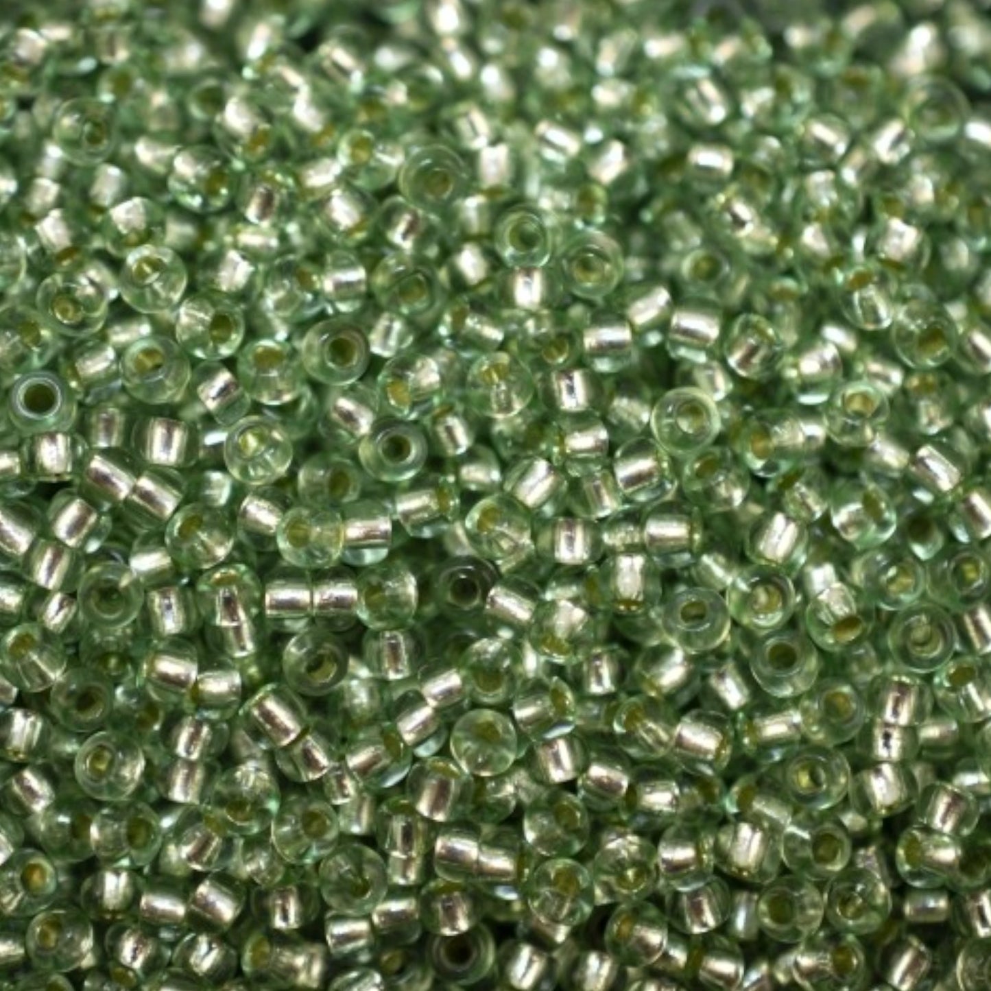 10/0 78162 Preciosa tschechische Glas Perlen Rocailles 2,3mm. Grün 2 gefärbt Kristall, silberbeschichtet.