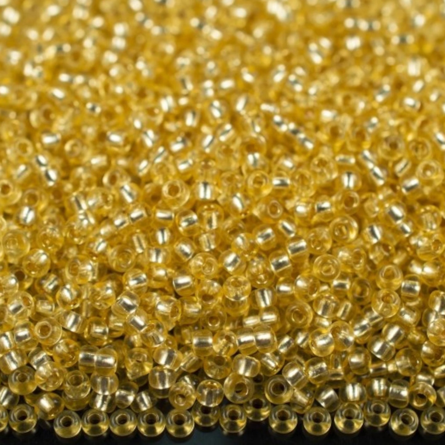 10/0 78181 Preciosa Чехски стъклени Малки Мъниста Рокайли 2.3mm. Жълт 2 боядисан Кристал, Сребристо покритие.