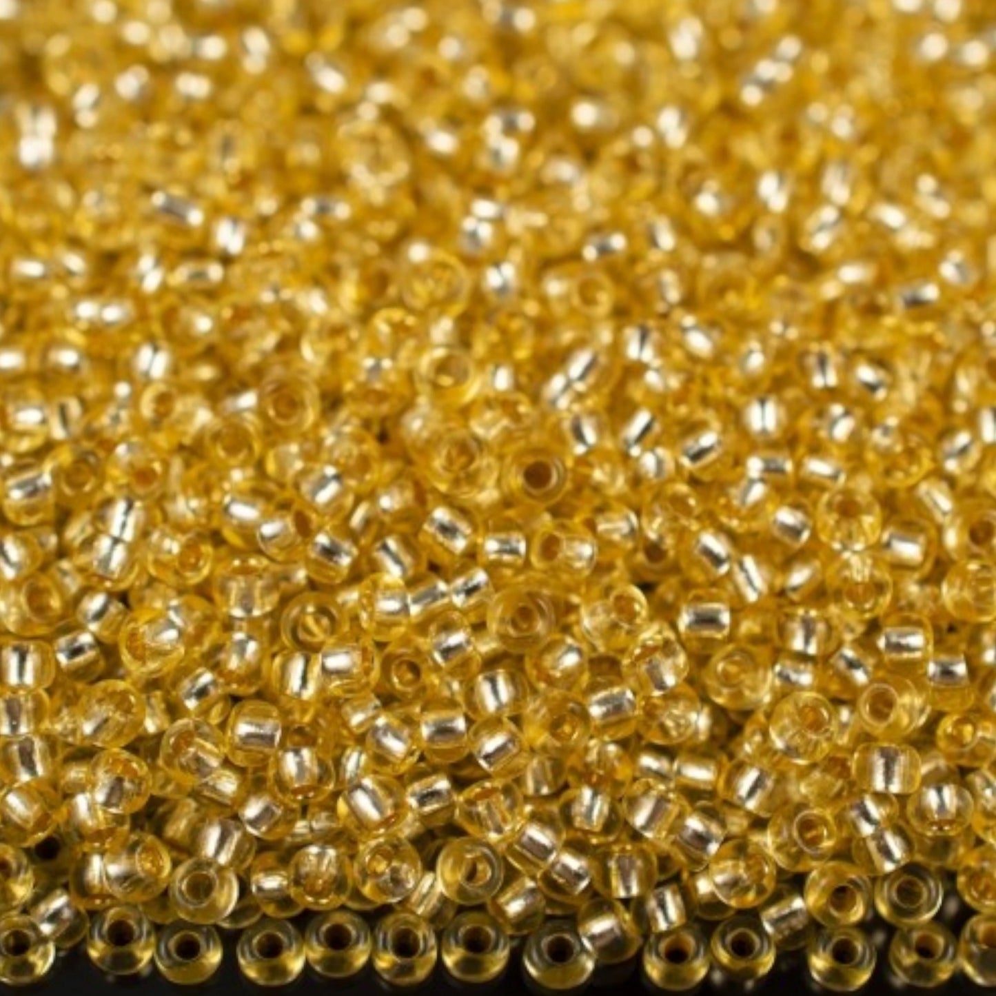 10/0 78181 Preciosa Чехски стъклени Малки Мъниста Рокайли 2.3mm. Жълт 2 боядисан Кристал, Сребристо покритие.