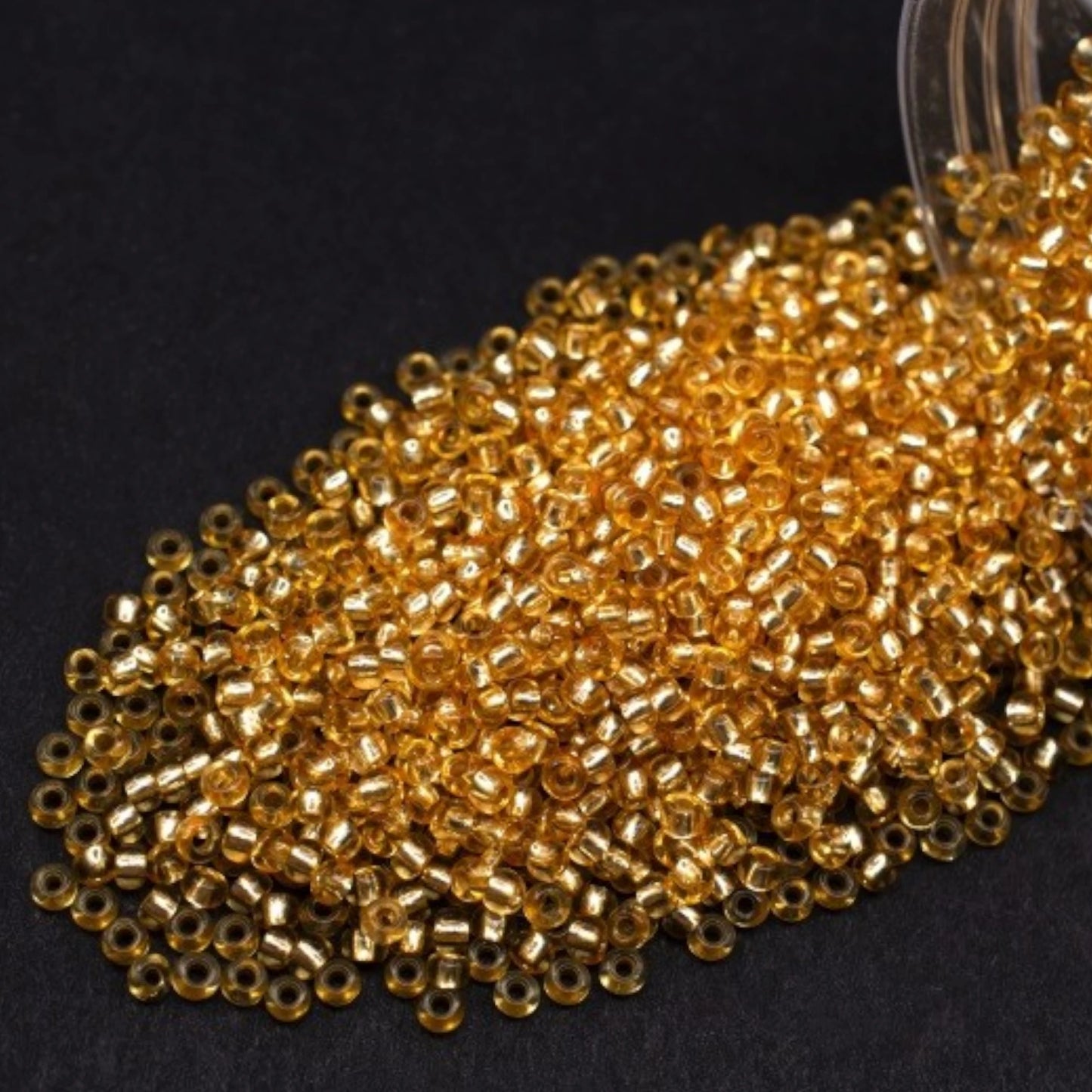 10/0 78182 Preciosa čehu stikla Pērlītes Rokaja 2.3mm. Dzeltens 2 krāsots kristāls, sudraba odere.