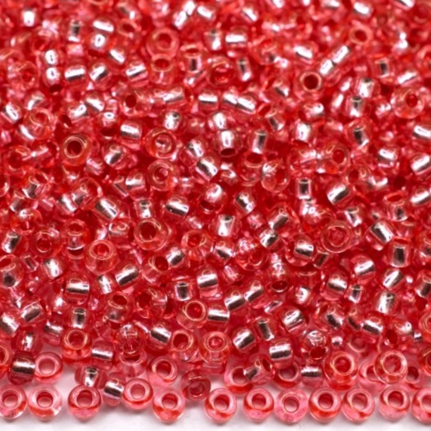 10/0 78191 Preciosa čehu stikla Pērlītes Rokaja 2.3mm. Sarkani rozā 2 krāsoti kristāli, sudraba apšuvums.