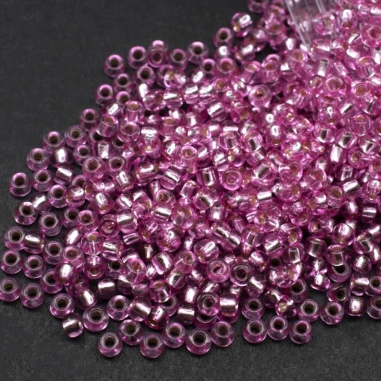 10/0 78192 Preciosa Tschechische Glas Perlen Rocailles 2.3mm. Rosa Lila 2 gefärbte Kristall, Silber Ausgelegt.