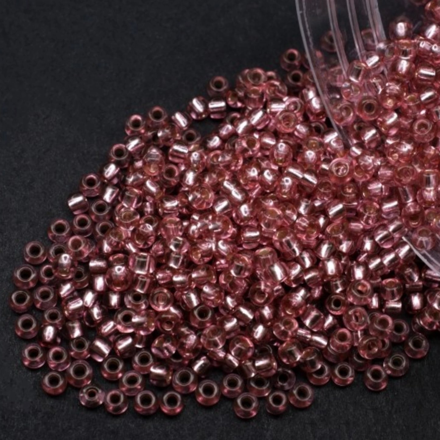 10/0 78193 Preciosa Cseh Üveg Magtartalmú Gyöngyök (Kásagyöngy) Rocailles 2.3mm. Rózsaszín Piros 2 festett Kristály, Ezüst Szegélyű.