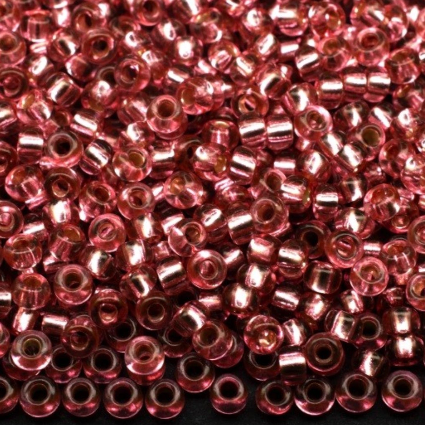 10/0 78193 Preciosa Cseh Üveg Magtartalmú Gyöngyök (Kásagyöngy) Rocailles 2.3mm. Rózsaszín Piros 2 festett Kristály, Ezüst Szegélyű.