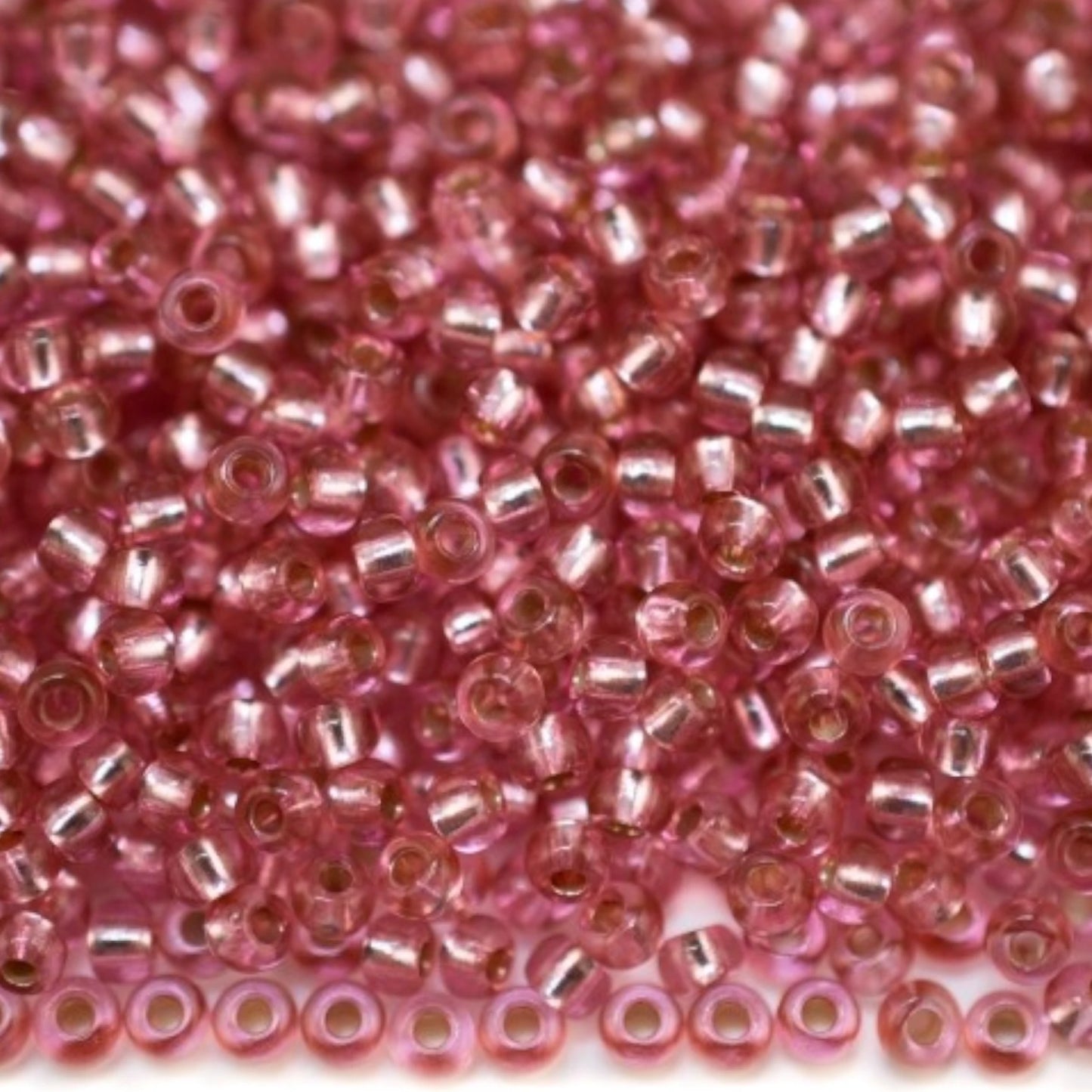 10/0 78193 Preciosa Cseh Üveg Magtartalmú Gyöngyök (Kásagyöngy) Rocailles 2.3mm. Rózsaszín Piros 2 festett Kristály, Ezüst Szegélyű.