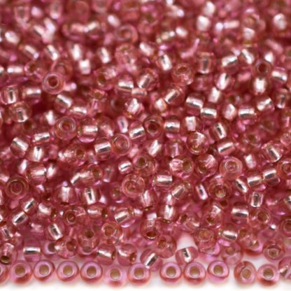 10/0 78193 Preciosa Cseh Üveg Magtartalmú Gyöngyök (Kásagyöngy) Rocailles 2.3mm. Rózsaszín Piros 2 festett Kristály, Ezüst Szegélyű.