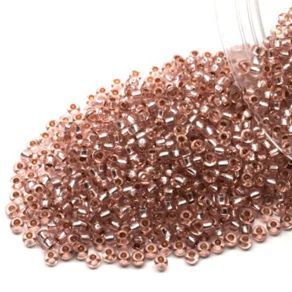 10/0 78194 Preciosa tšekkiläiset lasisiemenhelmet rokaanihelmet 2,3 mm. Vaaleanpunainen ruskea 2 värjätty kristalli, hopeanvärinen sisus.