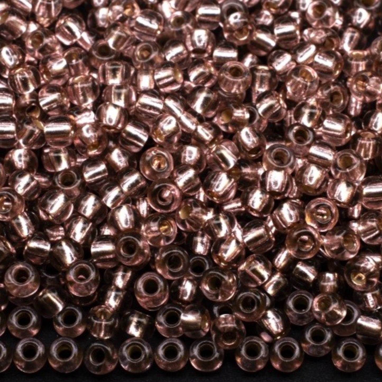 10/0 78194 Preciosa tšekkiläiset lasisiemenhelmet rokaanihelmet 2,3 mm. Vaaleanpunainen ruskea 2 värjätty kristalli, hopeanvärinen sisus.