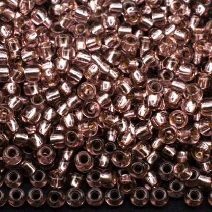 10/0 78194 Preciosa tšekkiläiset lasisiemenhelmet rokaanihelmet 2,3 mm. Vaaleanpunainen ruskea 2 värjätty kristalli, hopeanvärinen sisus.
