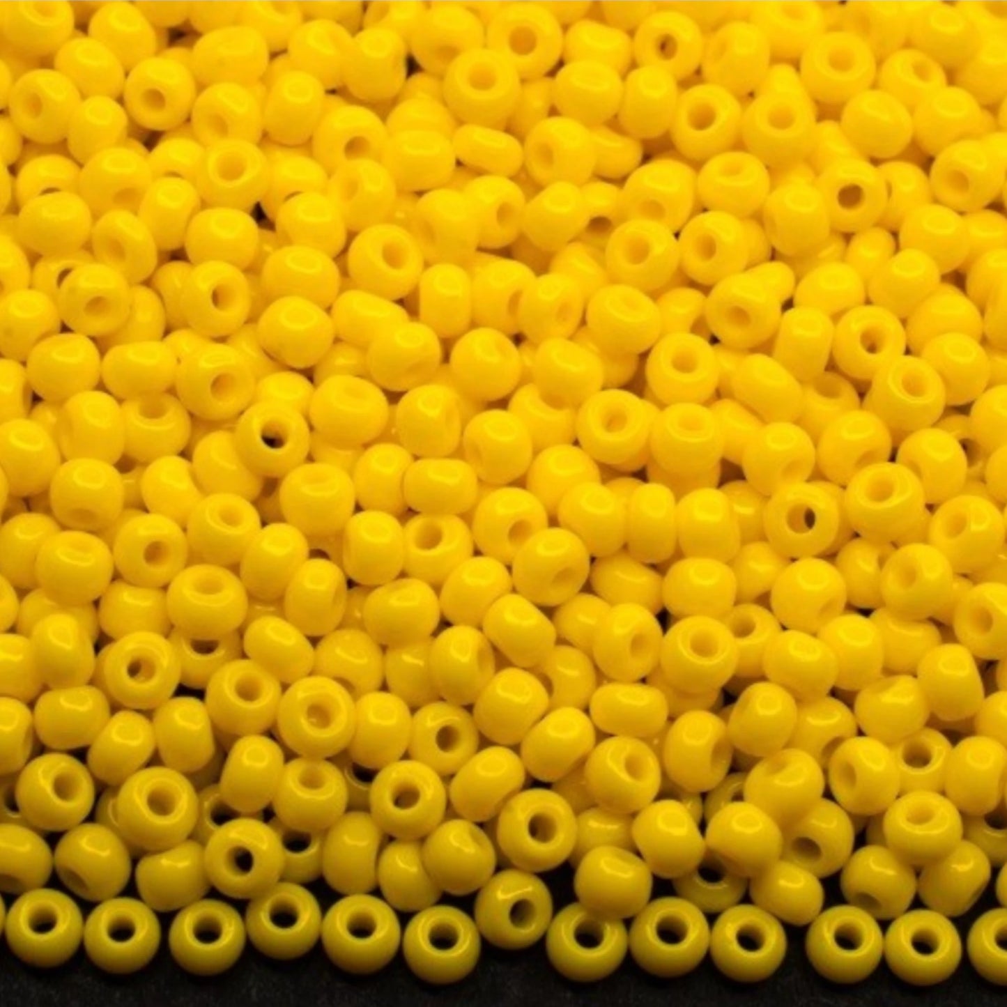 6/0 83110 Preciosa Czech Glass Perler Rocailles 4.1mm. Gul Opaque Natural.