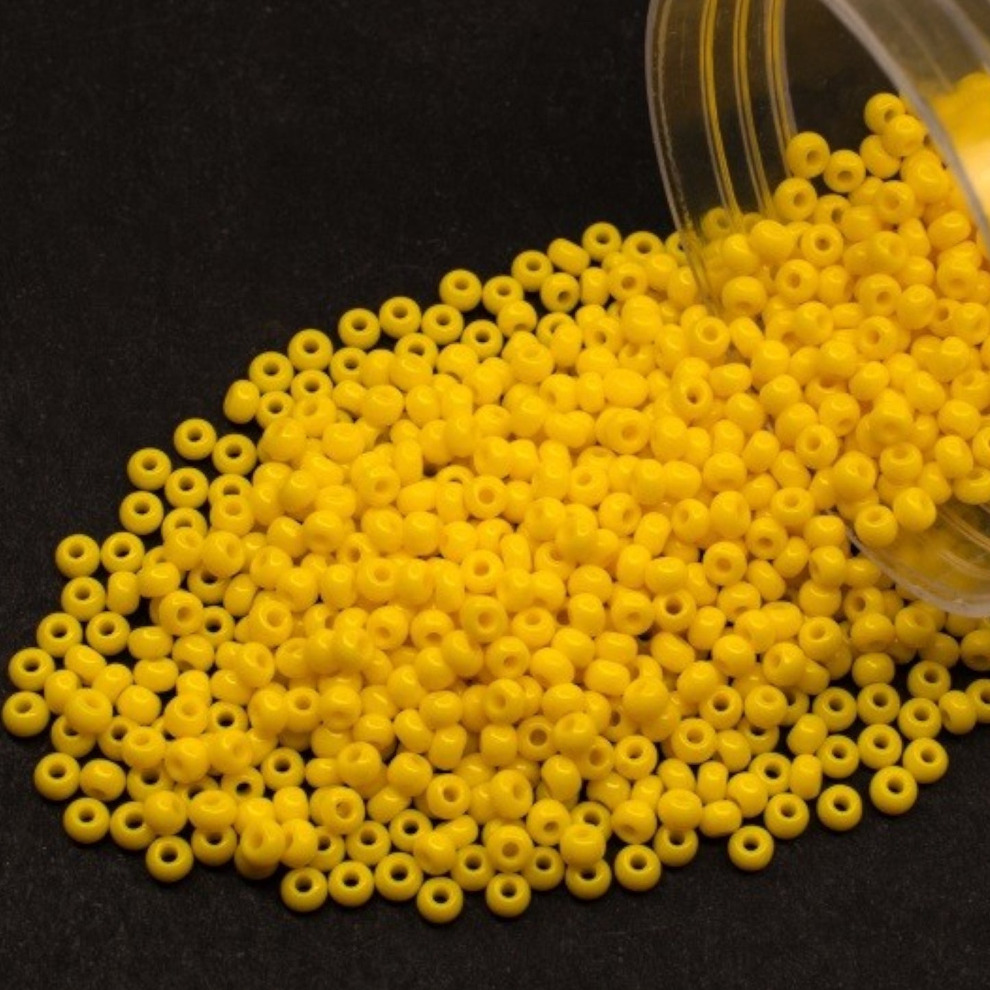 6/0 83110 Preciosa Czech Glass Perler Rocailles 4.1mm. Gul Opaque Natural.