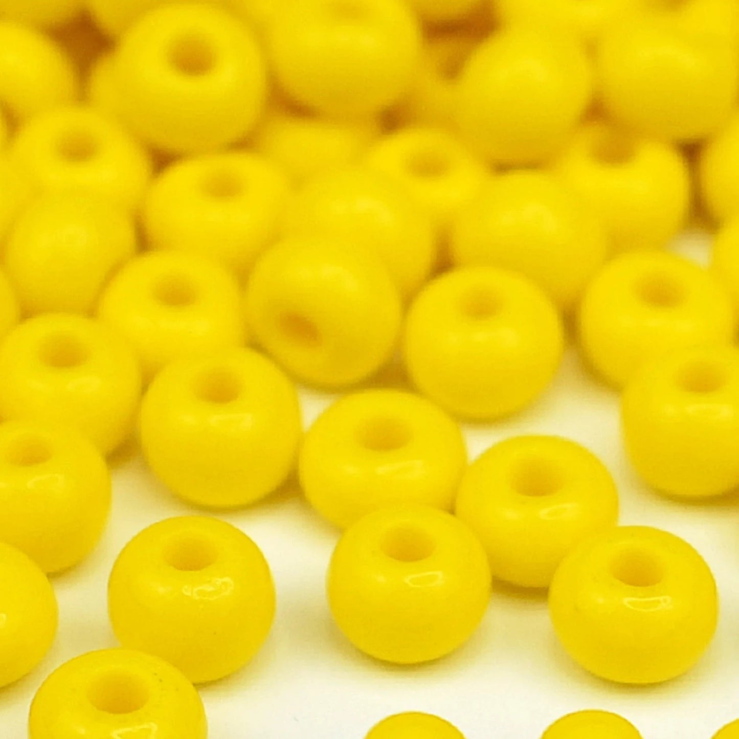 2/0 83110 Preciosa Čekiško Stiklo Karoliukai Rokajaus 6.1mm. Geltona Nepermatoma natūrali.