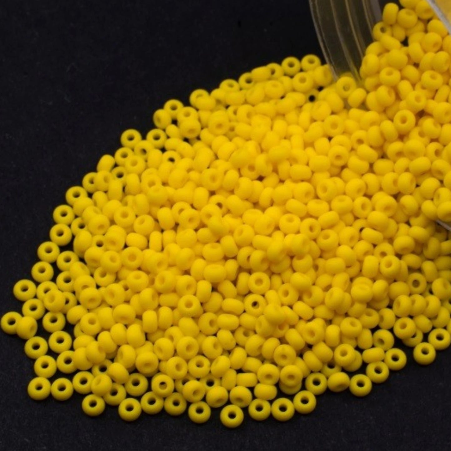 6/0 83110 matte Preciosa Czech Glass Perler Rocailles 4.1mm. Gul uigennemsigtig naturlig.