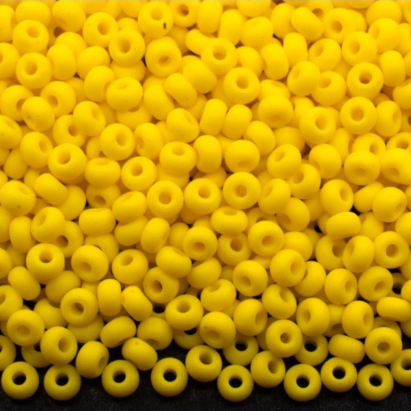 6/0 83110 matte Preciosa Czech Glass Perler Rocailles 4.1mm. Gul uigennemsigtig naturlig.